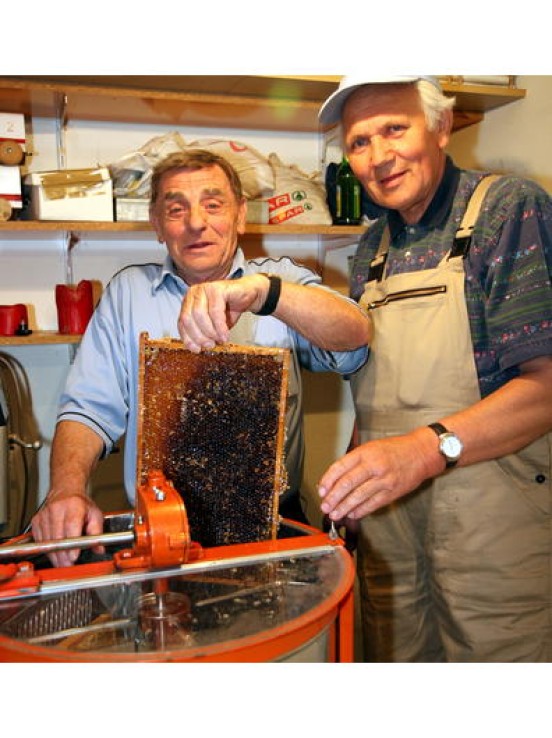 Schleudern den Honig: Imker Willi Wietholt (r) und Reinholt Malsch. Foto: WAZ, Verena Hülssiep